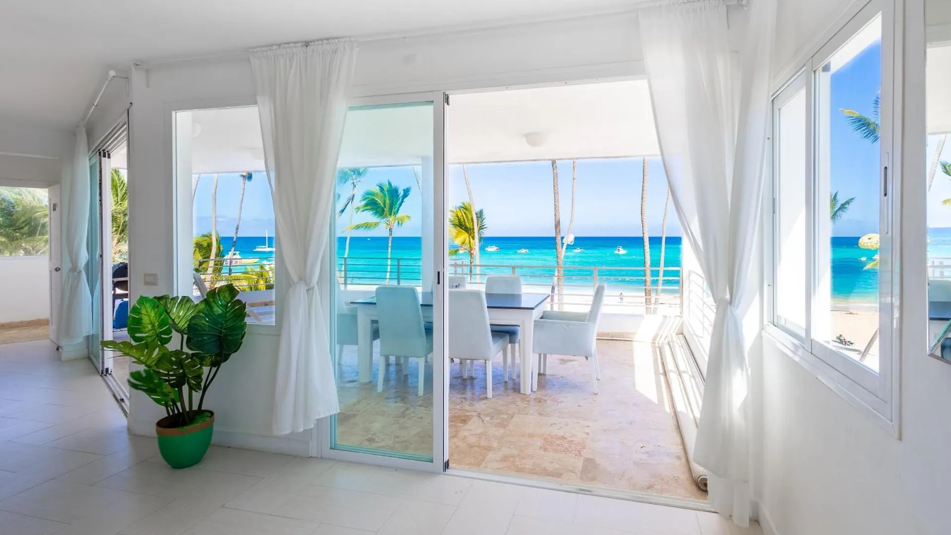 Beachfront Punta Cana Condo For Rent - Ocean View, Private Terrace, And Bbq جمهورية الدومينيكان