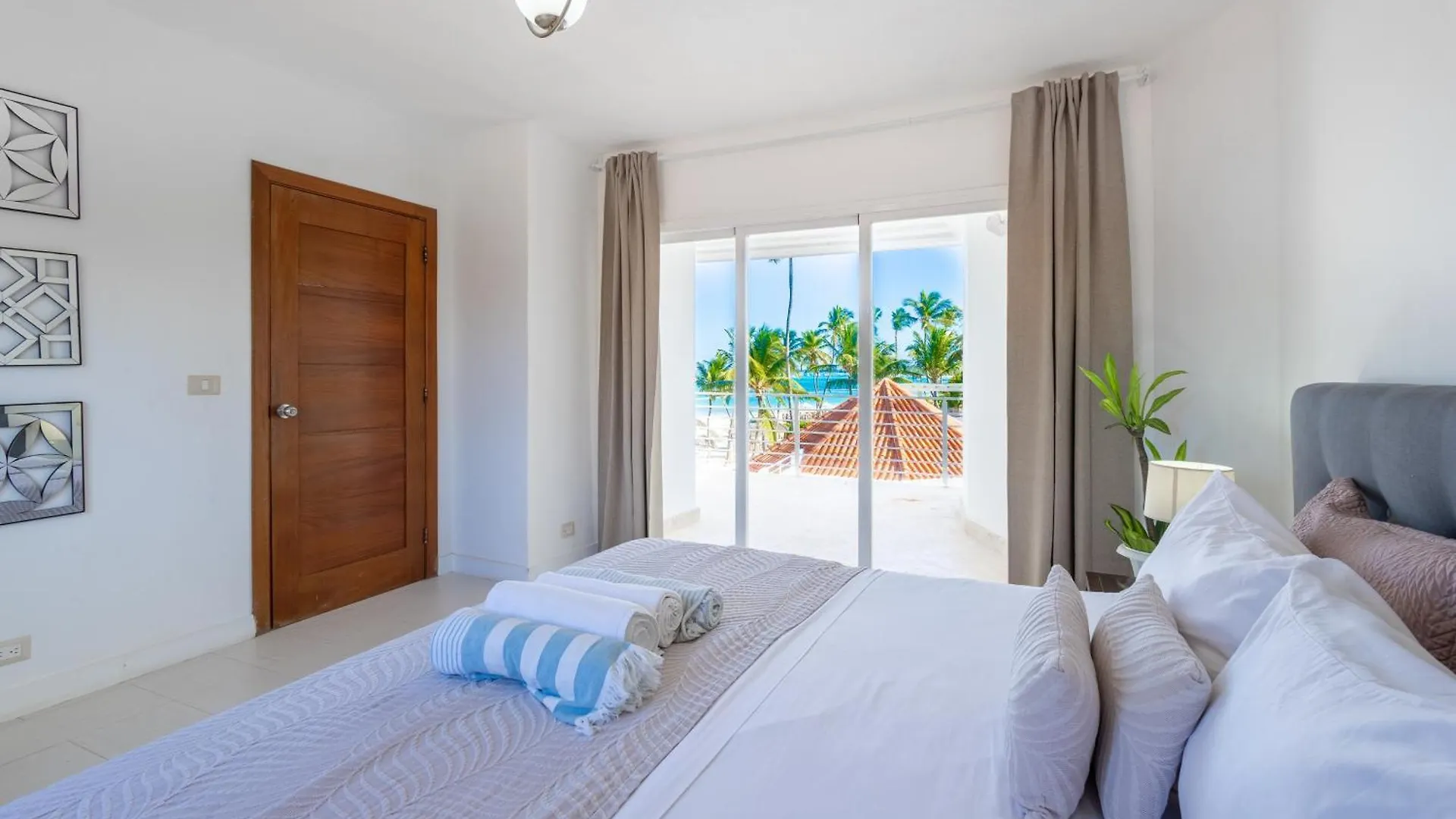 Beachfront Punta Cana Condo For Rent - Ocean View, Private Terrace, And Bbq شقة