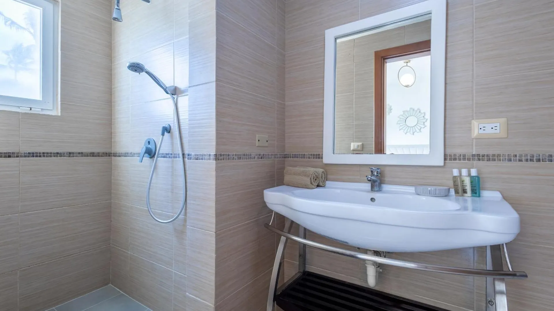 Beachfront Punta Cana Condo For Rent - Ocean View, Private Terrace, And Bbq جمهورية الدومينيكان