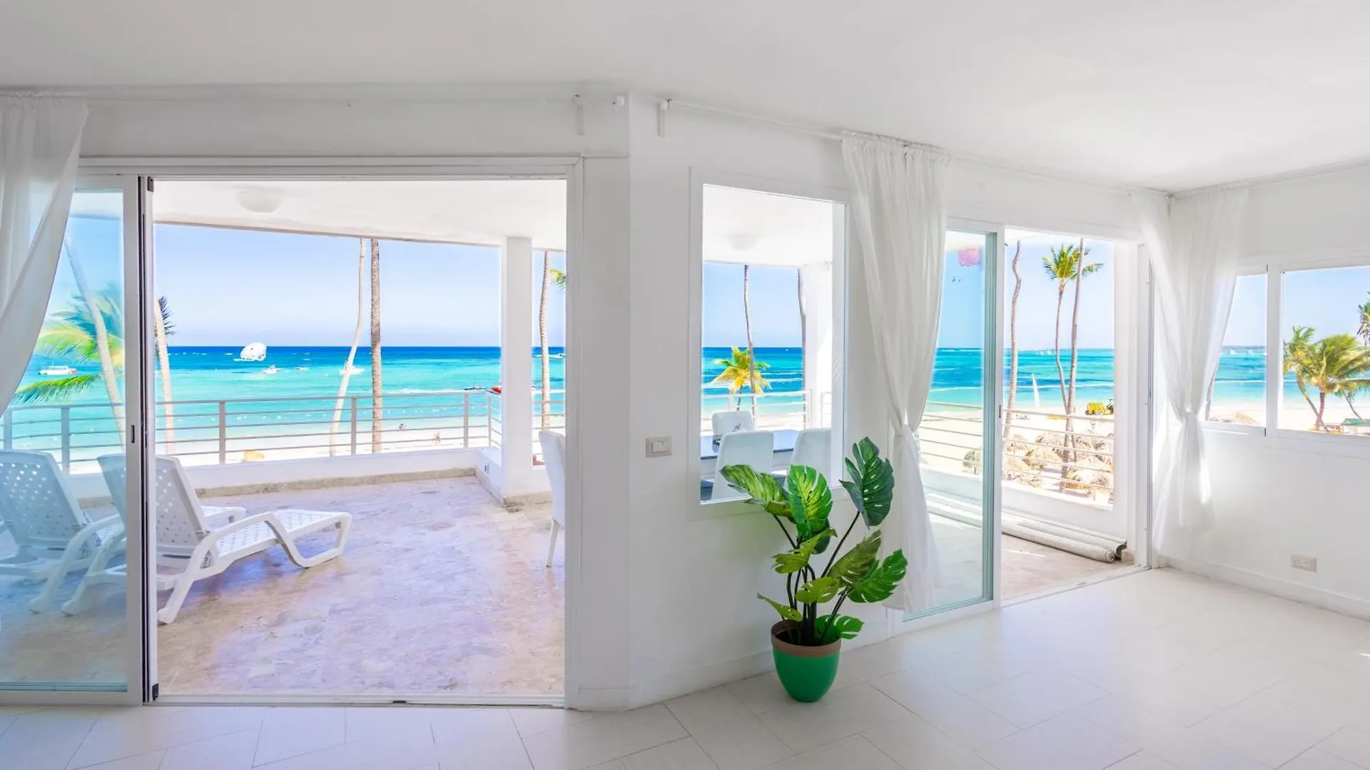 Lejlighed Beachfront Punta Cana Condo For Rent - Ocean View, Private Terrace, And Bbq