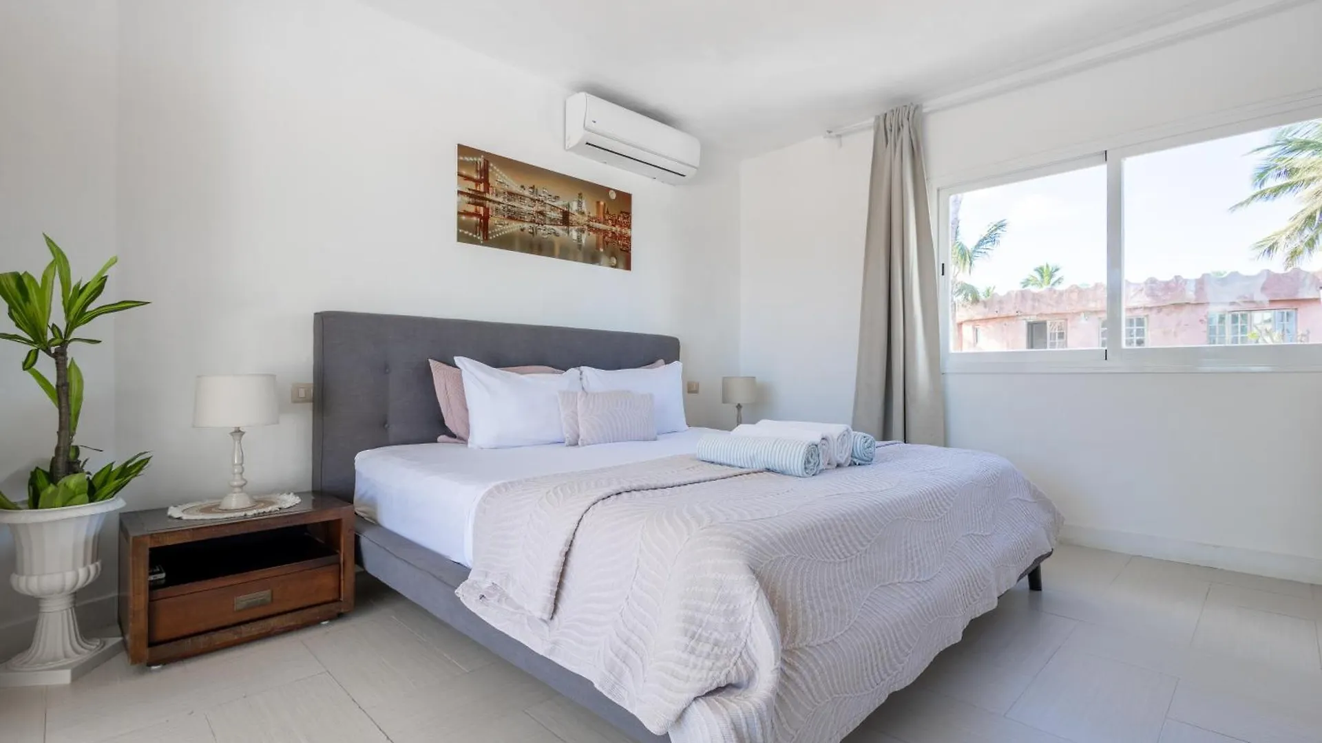 Beachfront Punta Cana Condo For Rent - Ocean View, Private Terrace, And Bbq Lejlighed